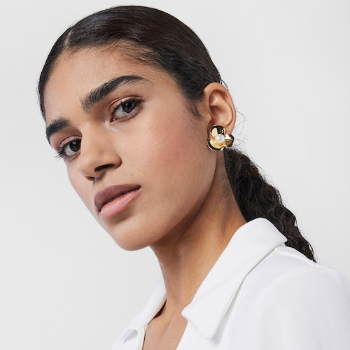 Aretes Fragile Nature pétalos con baño de oro 18 kt sobre plata y perla