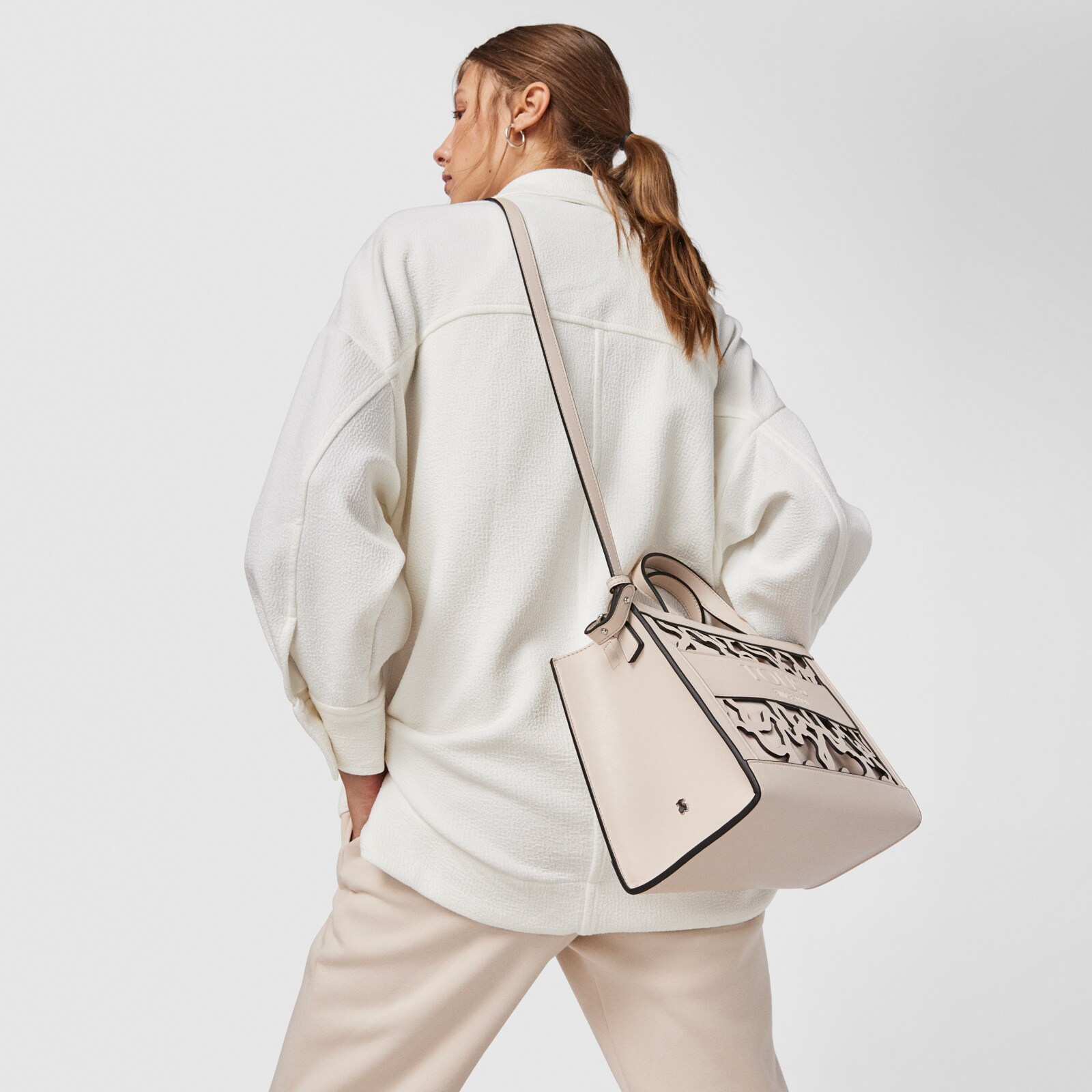 Medium beige Amaya Kaos Shock shopping bag