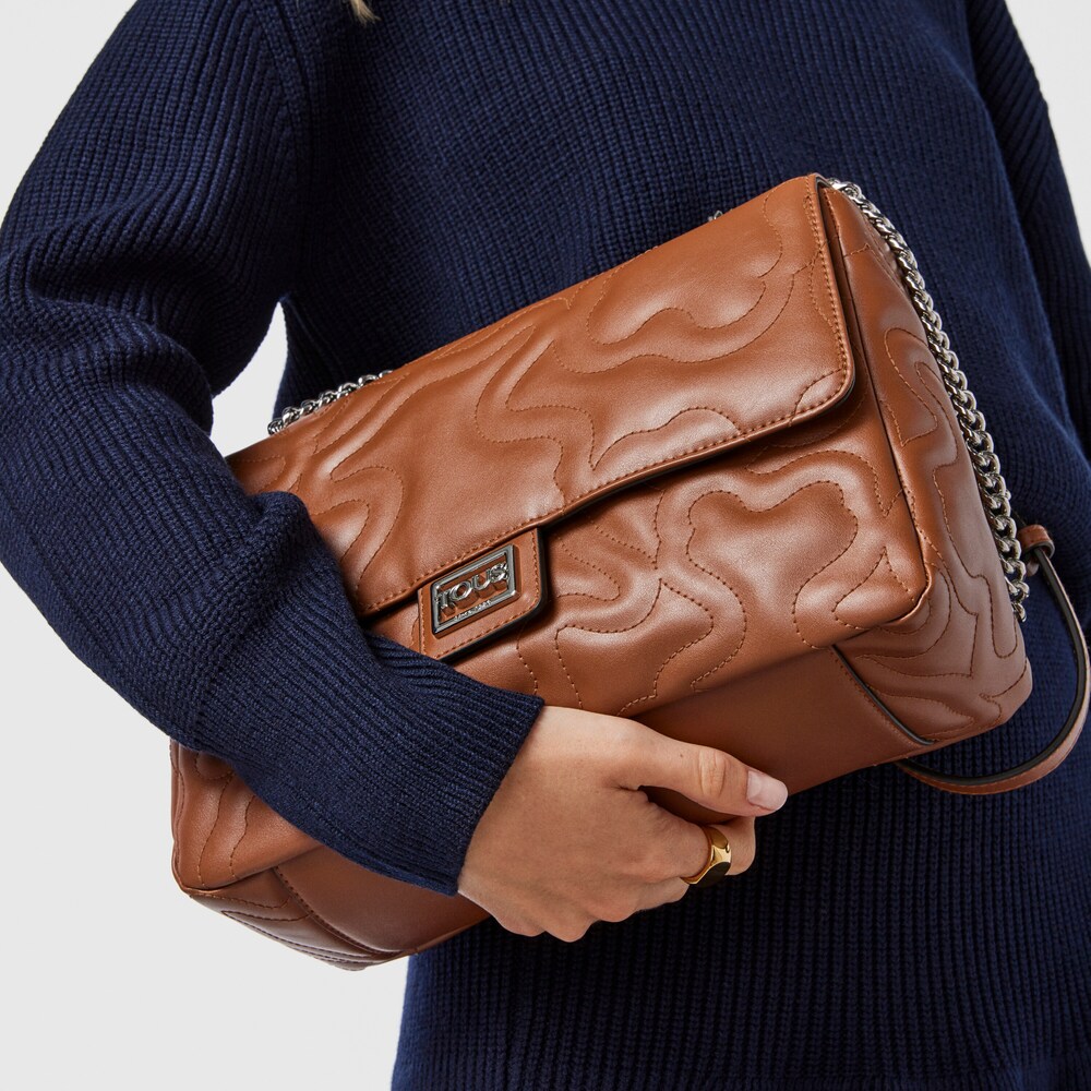 Bandolera mediana con solapa Kaos Dream marr&oacute;n