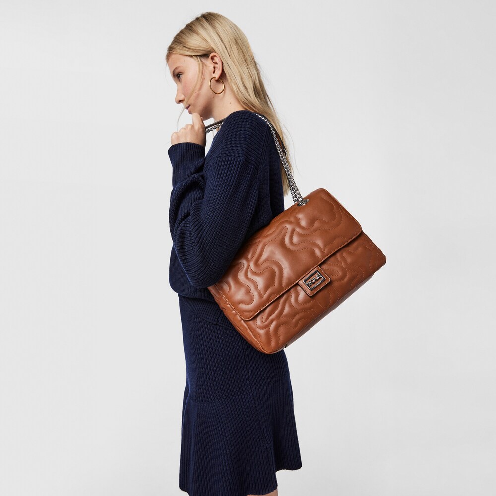 Bandolera mediana con solapa Kaos Dream marr&oacute;n