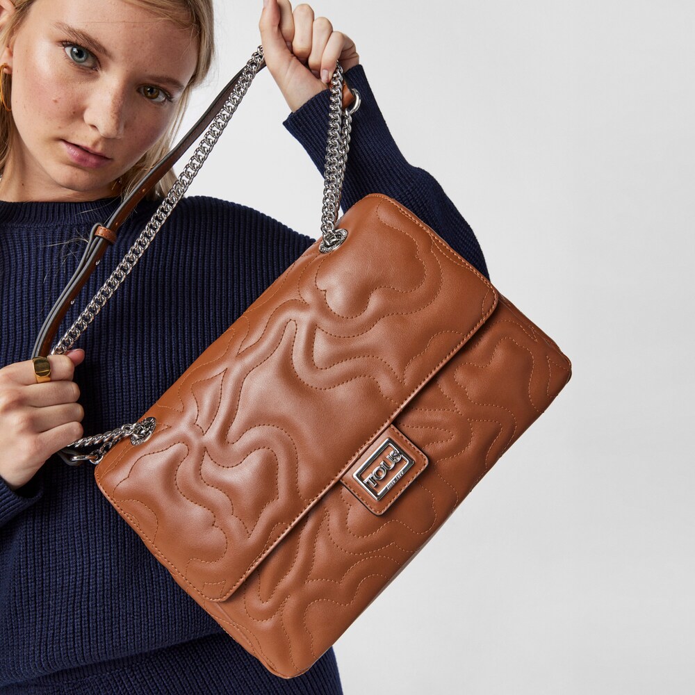 Bandolera mediana con solapa Kaos Dream marr&oacute;n