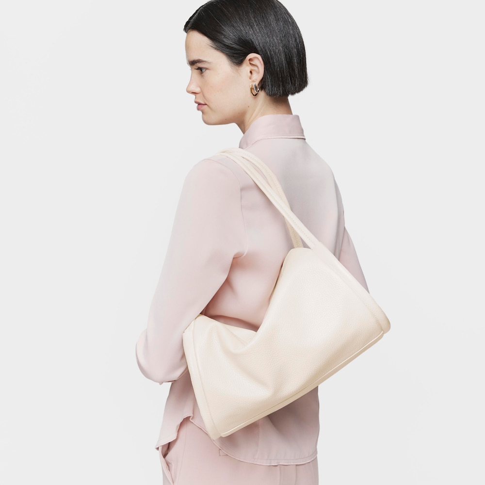 Bolso Duffle mediano de piel beige TOUS Miranda image number 5