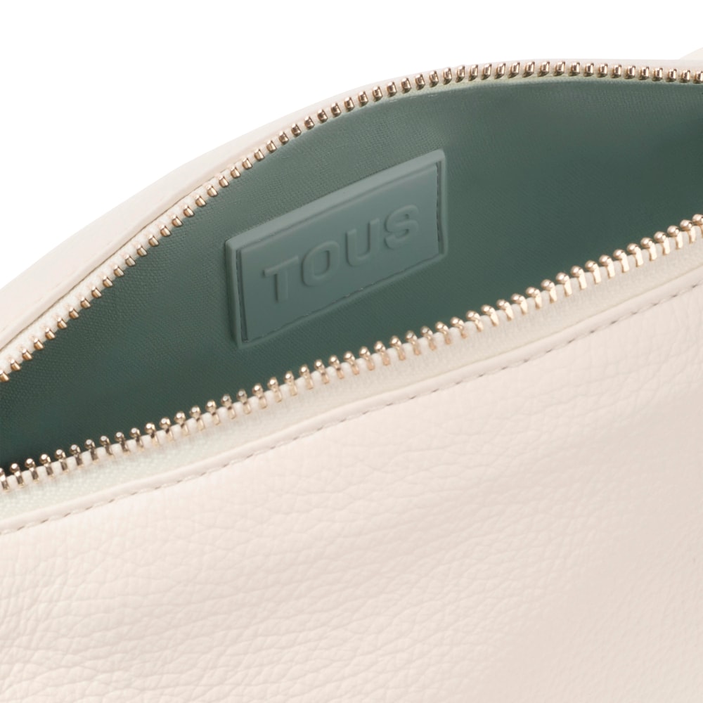 Bolso Duffle pequeño de piel beige TOUS Miranda image number 2