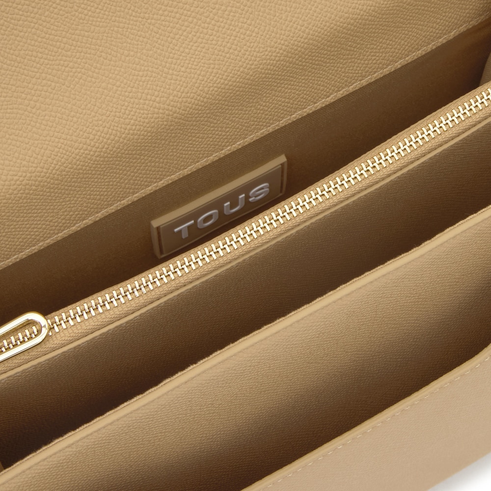 Středně velk&aacute; Crossbody kabelka v&nbsp;p&iacute;skově b&eacute;žov&eacute; barvě Audree TOUS Brenda