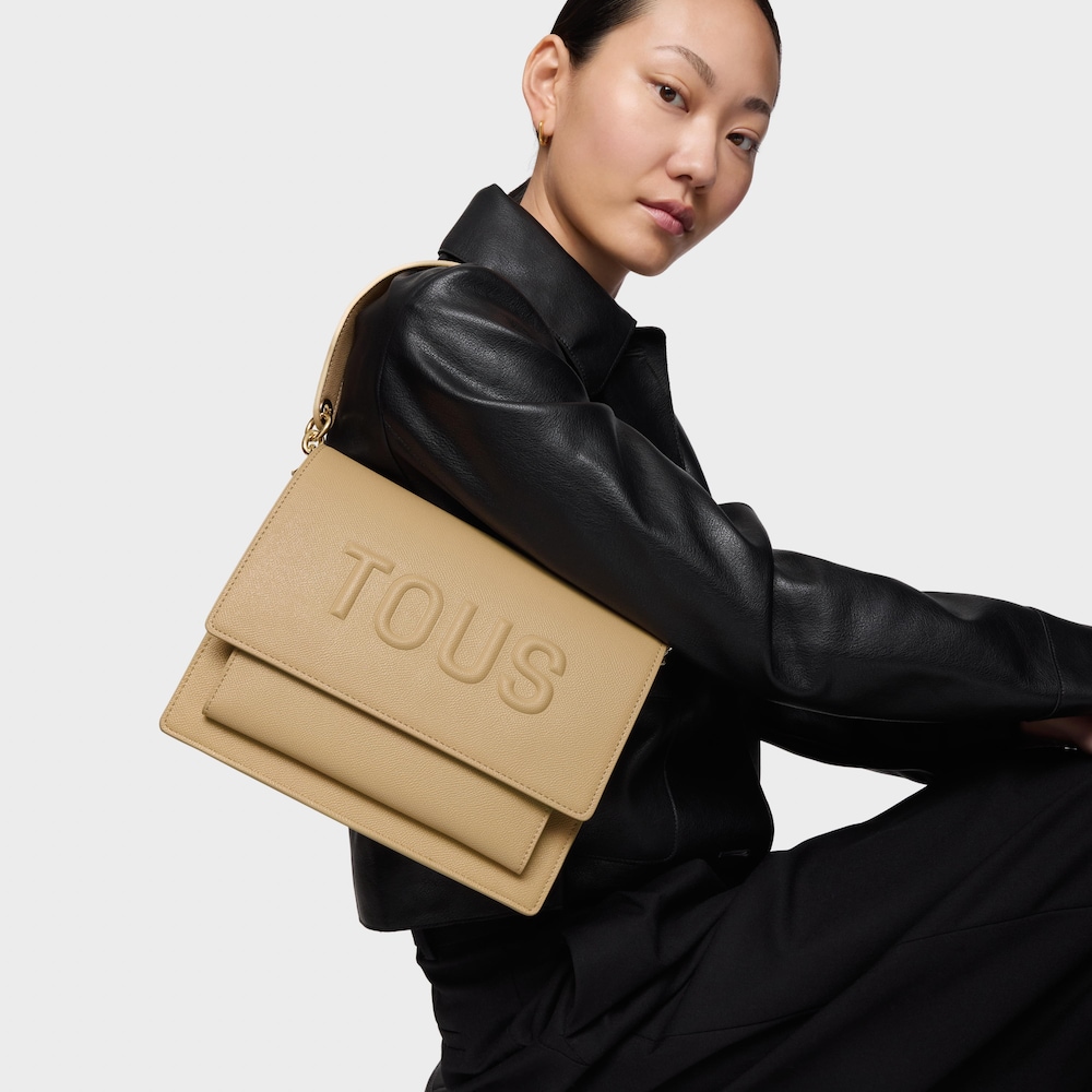 Středně velk&aacute; Crossbody kabelka v&nbsp;p&iacute;skově b&eacute;žov&eacute; barvě Audree TOUS Brenda