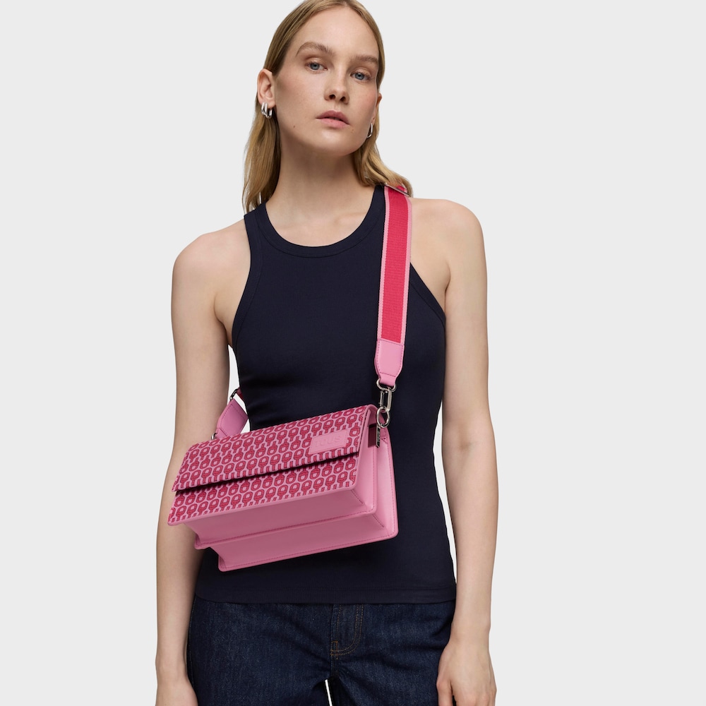 Středně velk&aacute; Crossbody kabelka s&nbsp;chlopn&iacute; fuchsiov&eacute; barvy TOUS MANIFESTO Essence