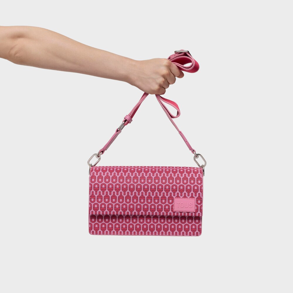 Středně velk&aacute; Crossbody kabelka s&nbsp;chlopn&iacute; fuchsiov&eacute; barvy TOUS MANIFESTO Essence