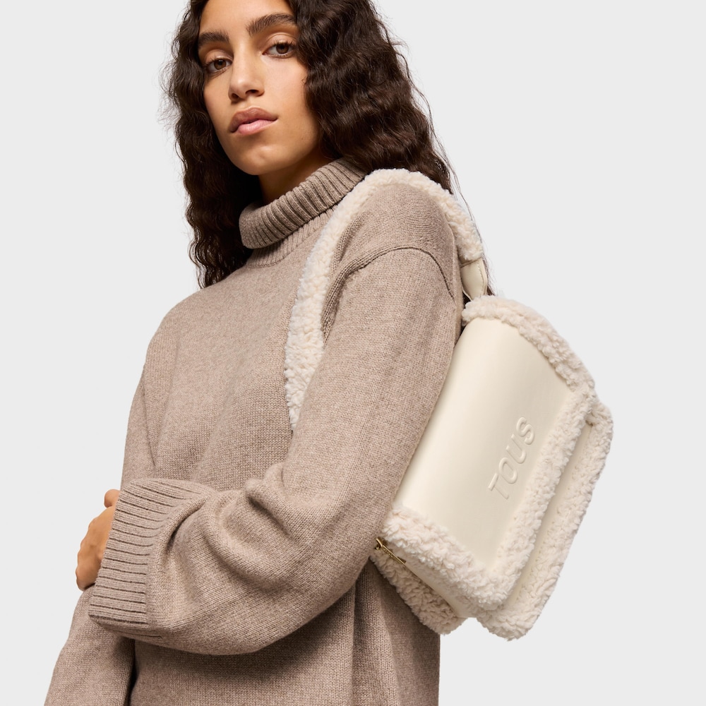 &Mu;&epsilon;&sigma;&alpha;ί&omicron;&upsilon; &mu;&epsilon;&gamma;έ&theta;&omicron;&upsilon;&sigmaf; &tau;&sigma;ά&nu;&tau;&alpha; &chi;&iota;&alpha;&sigma;&tau;ί Audree Warm &sigma;&epsilon; &mu;&pi;&epsilon;&zeta; &chi;&rho;ώ&mu;&alpha;