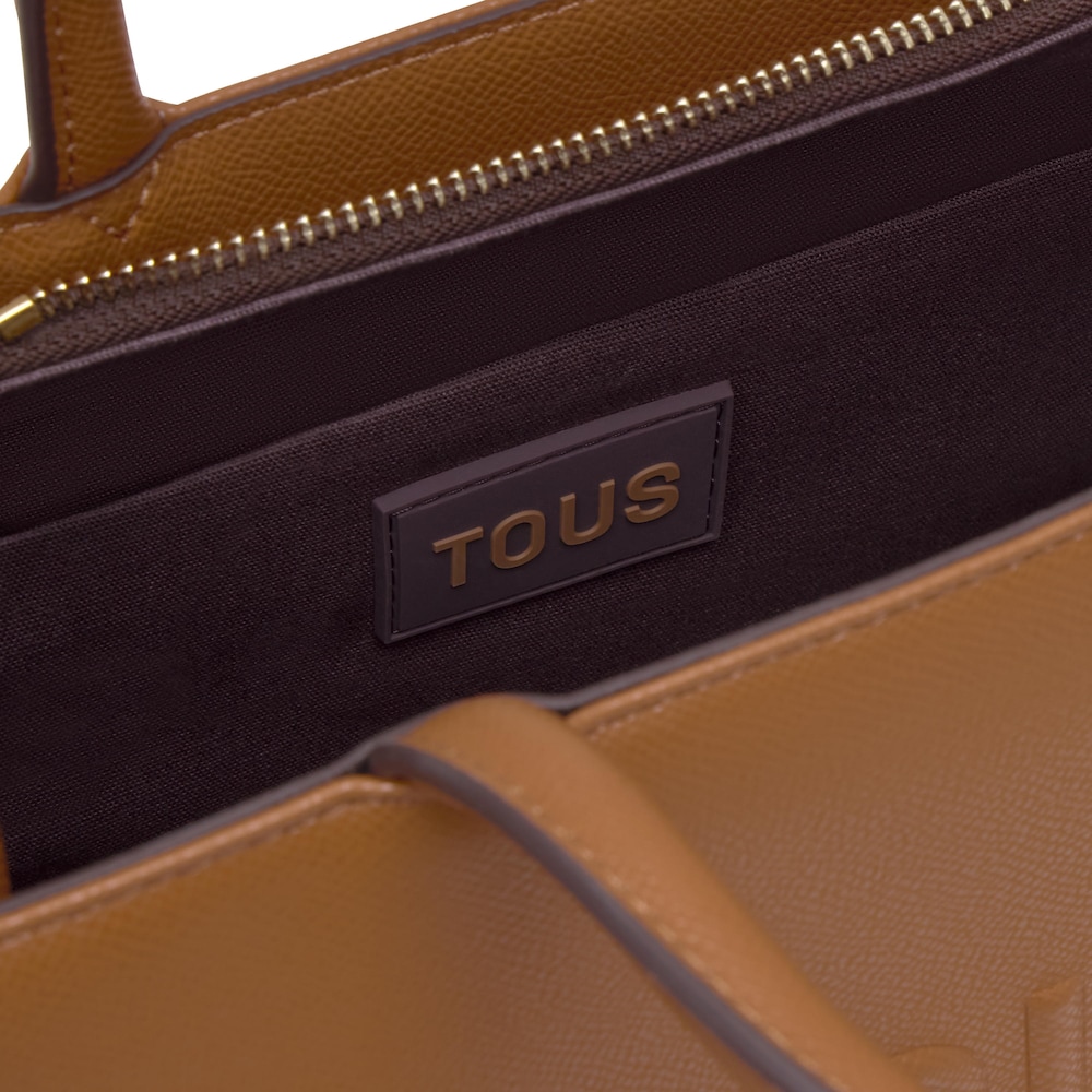 Středně velk&aacute; N&aacute;kupn&iacute; ta&scaron;ka ve velbloud&iacute; hněd&eacute; barvě TOUS Brenda