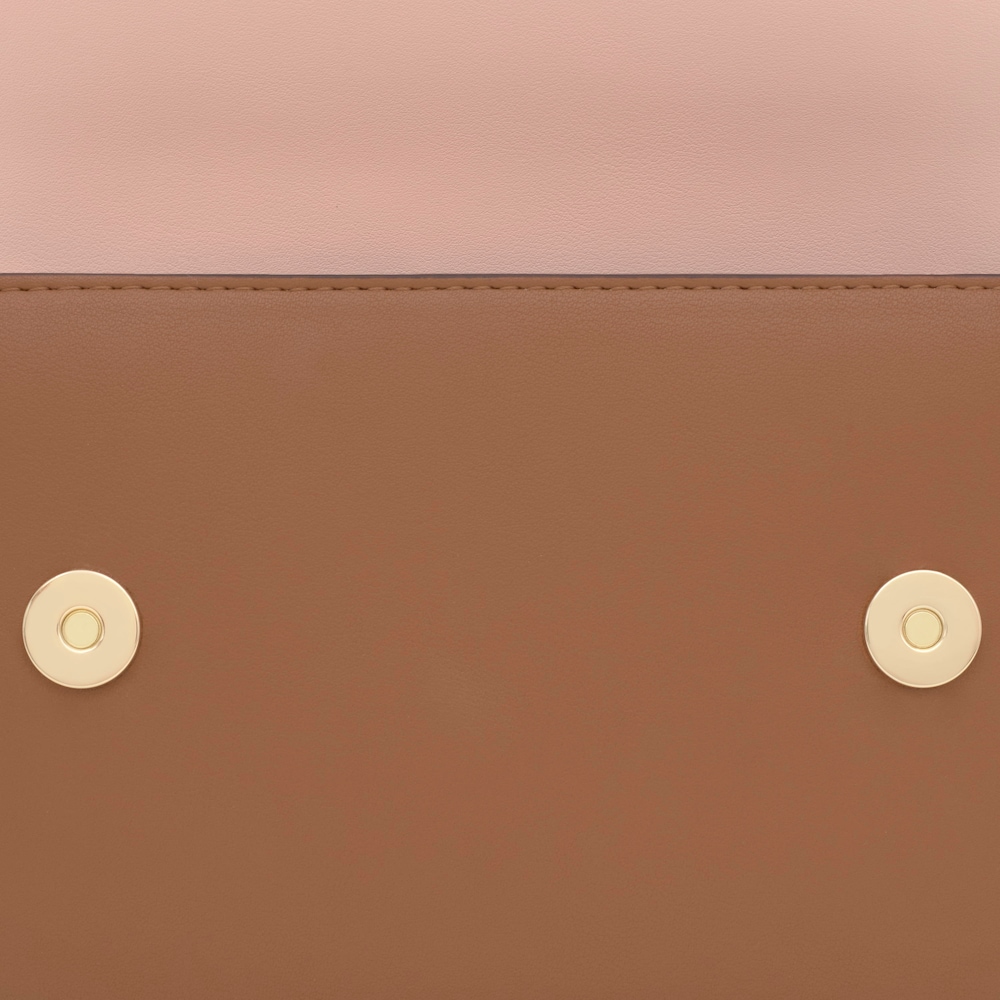 Mal&aacute; crossbody kabelka Chain Kaos Icon v&nbsp;p&iacute;skov&eacute; a b&eacute;žov&eacute; barvě