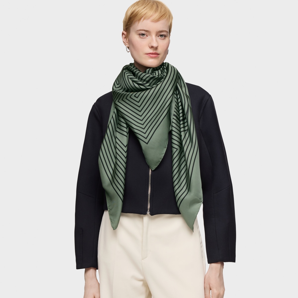 Pañuelo cuadrado verde arcilla TOUS Maze