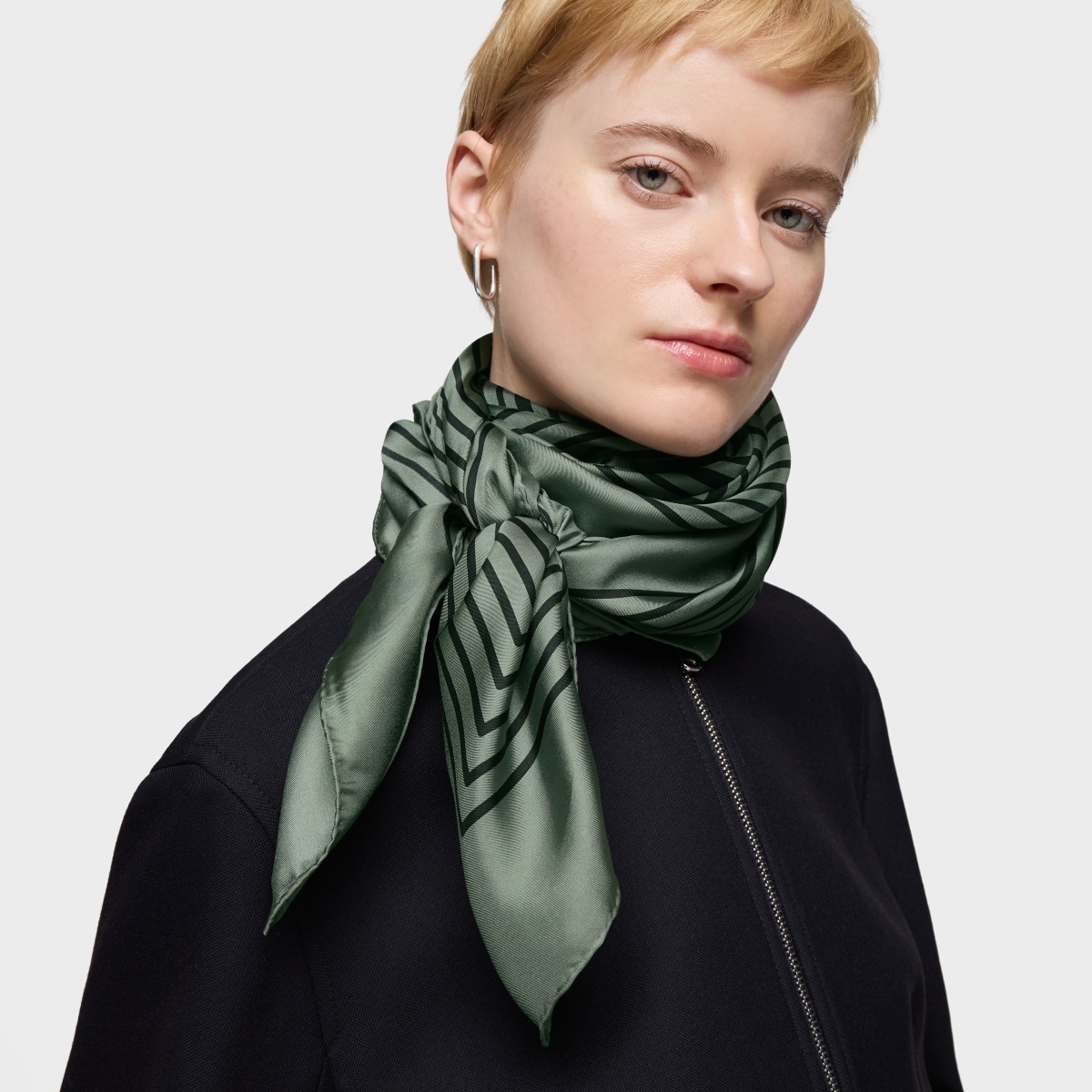 Pañuelo cuadrado verde arcilla TOUS Maze