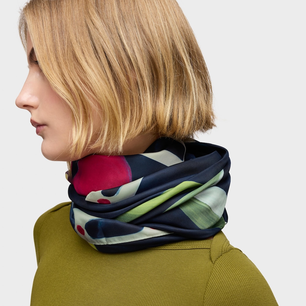 Pa&ntilde;uelo cuadrado azul marino TOUS Summer Daisies