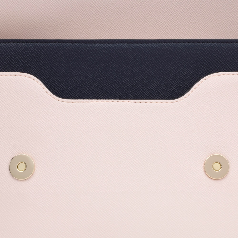 &Mu;&epsilon;&sigma;&alpha;ί&omicron;&upsilon; &mu;&epsilon;&gamma;έ&theta;&omicron;&upsilon;&sigmaf; &tau;&sigma;ά&nu;&tau;&alpha; &chi;&iota;&alpha;&sigma;&tau;ί Audree Saffiano &sigma;&epsilon; &mu;&pi;&lambda;&epsilon; &kappa;&alpha;&iota; &rho;&omicron;&zeta; &chi;&rho;ώ&mu;&alpha;