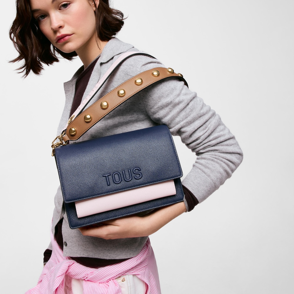 &Mu;&epsilon;&sigma;&alpha;ί&omicron;&upsilon; &mu;&epsilon;&gamma;έ&theta;&omicron;&upsilon;&sigmaf; &tau;&sigma;ά&nu;&tau;&alpha; &chi;&iota;&alpha;&sigma;&tau;ί Audree Saffiano &sigma;&epsilon; &mu;&pi;&lambda;&epsilon; &kappa;&alpha;&iota; &rho;&omicron;&zeta; &chi;&rho;ώ&mu;&alpha;