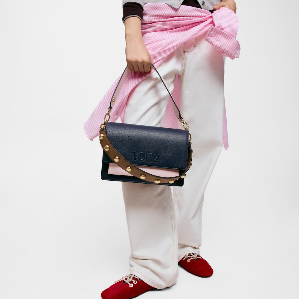 &Mu;&epsilon;&sigma;&alpha;ί&omicron;&upsilon; &mu;&epsilon;&gamma;έ&theta;&omicron;&upsilon;&sigmaf; &tau;&sigma;ά&nu;&tau;&alpha; &chi;&iota;&alpha;&sigma;&tau;ί Audree Saffiano &sigma;&epsilon; &mu;&pi;&lambda;&epsilon; &kappa;&alpha;&iota; &rho;&omicron;&zeta; &chi;&rho;ώ&mu;&alpha;