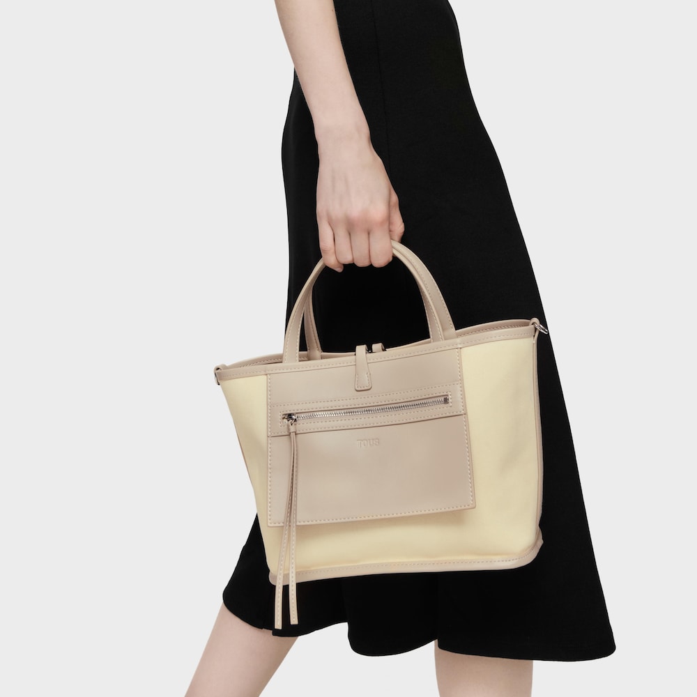 Středně velk&aacute; p&iacute;skově b&eacute;žov&aacute; oboustrann&aacute; Tote ta&scaron;ka TOUS Double Way Manifesto