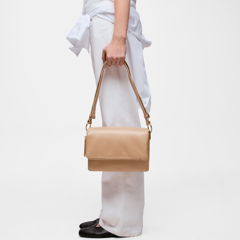 Středně velk&aacute; Crossbody kabelka v&nbsp;p&iacute;skově b&eacute;žov&eacute; barvě TOUS Audree Soft