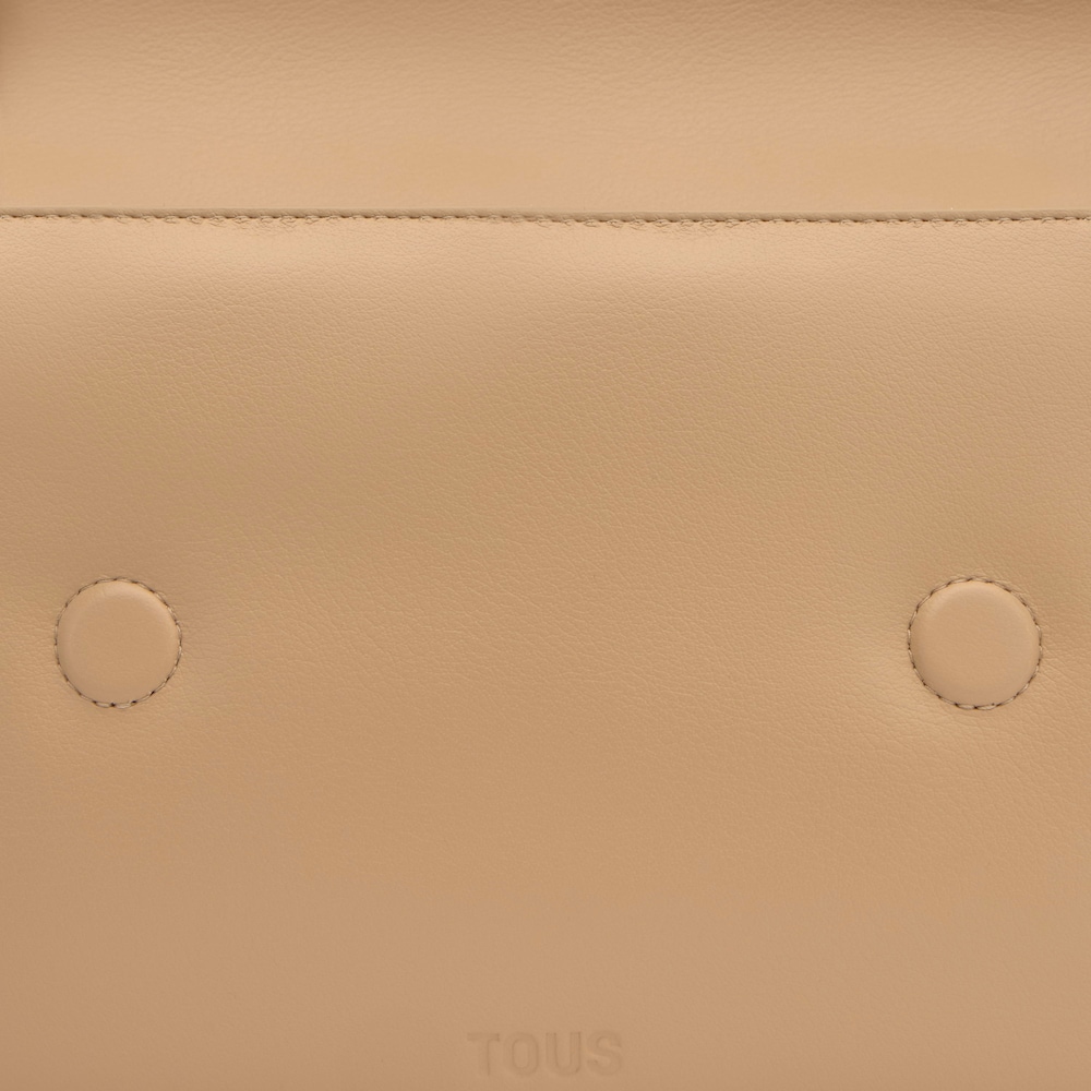 Středně velk&aacute; Crossbody kabelka v&nbsp;p&iacute;skově b&eacute;žov&eacute; barvě TOUS Audree Soft