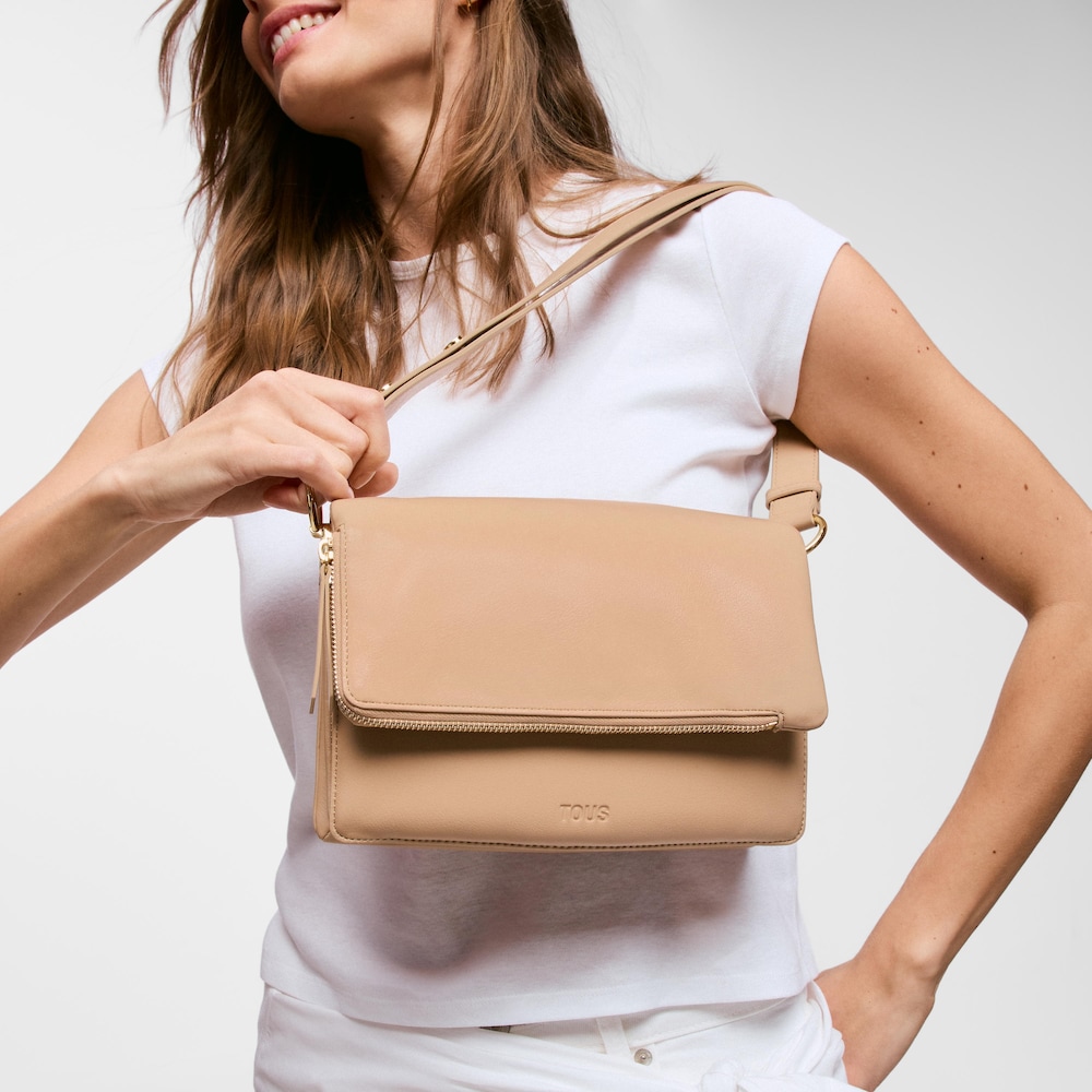 Středně velk&aacute; Crossbody kabelka v&nbsp;p&iacute;skově b&eacute;žov&eacute; barvě TOUS Audree Soft