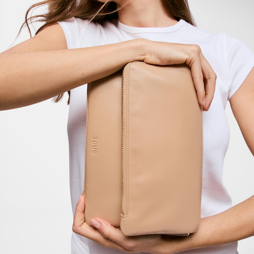 Středně velk&aacute; Crossbody kabelka v&nbsp;p&iacute;skově b&eacute;žov&eacute; barvě TOUS Audree Soft