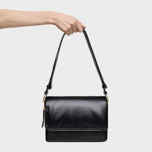 Středně velk&aacute; čern&aacute; Crossbody kabelka TOUS Audree Soft