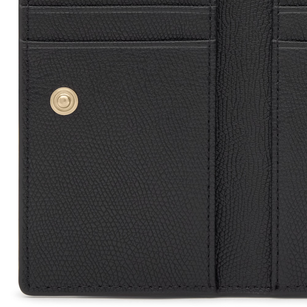 &Mu;&iota;&kappa;&rho;ό &pi;&omicron;&rho;&tau;&omicron;&phi;ό&lambda;&iota; &gamma;&iota;&alpha; &kappa;ά&rho;&tau;&epsilon;&sigmaf; &sigma;&epsilon; &mu;&alpha;ύ&rho;&omicron; &chi;&rho;ώ&mu;&alpha; TOUS Back to Basics