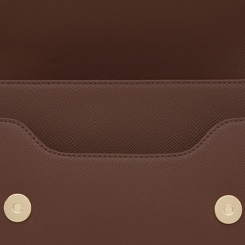 Bandolera mediana marr&oacute;n Audree Studs