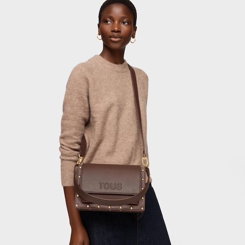 Bandolera mediana marr&oacute;n Audree Studs