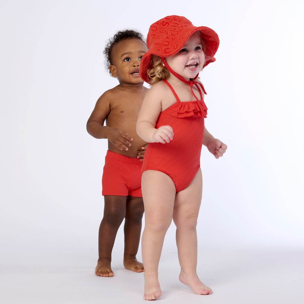 Fato de banho inteiro de menina Logo vermelho