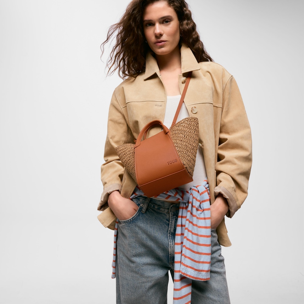 Mal&aacute; Tote kabelka ve velbloud&iacute; hněd&eacute; barvě TOUS Tulip Rafia