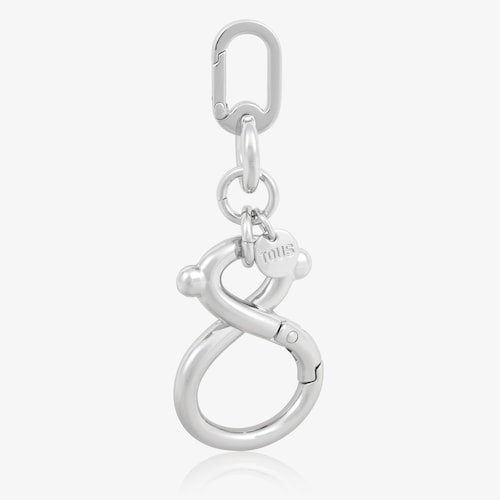 حلقة مفاتيح على شكل دبدوب ومُزيّنة بشعار باللون الفضي من تشكيلة TOUS Infinity 