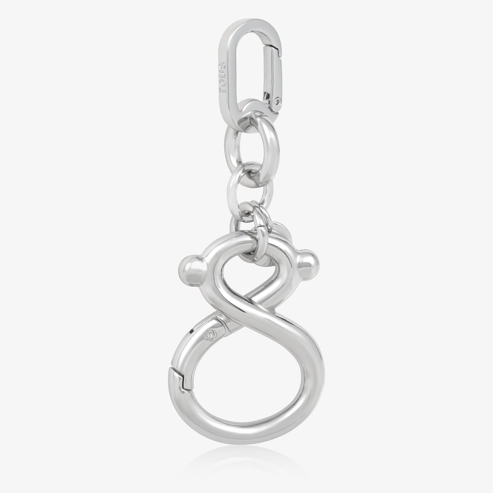 حلقة مفاتيح على شكل دبدوب ومُزيّنة بشعار باللون الفضي من تشكيلة TOUS Infinity 