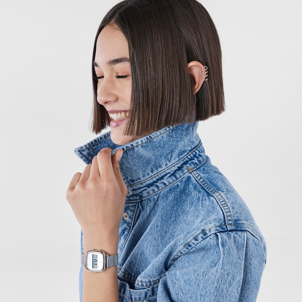 Rel&oacute;gio digital D-Logo em a&ccedil;o