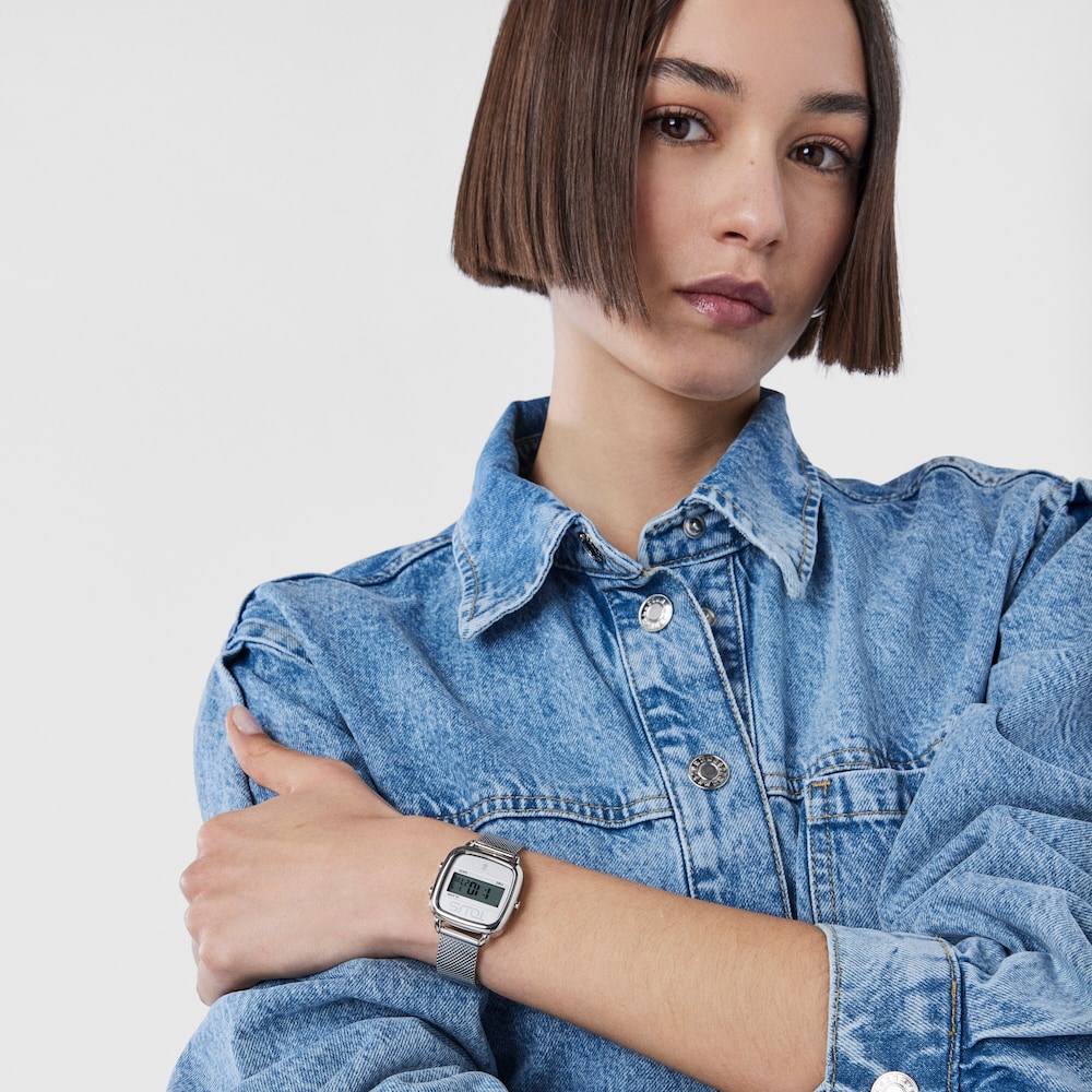 Rel&oacute;gio digital D-Logo em a&ccedil;o