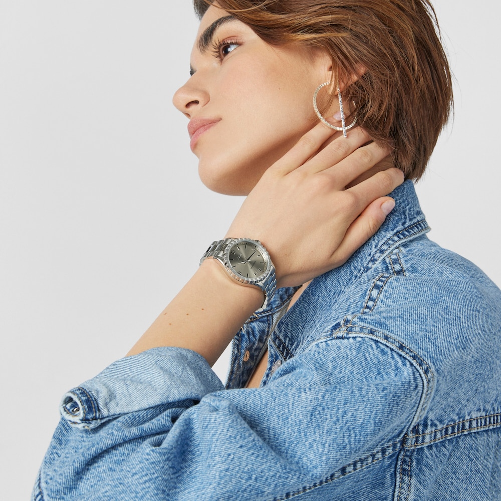 Reloj anal&oacute;gico Tender Bear de acero IP plateado con relieve de osos