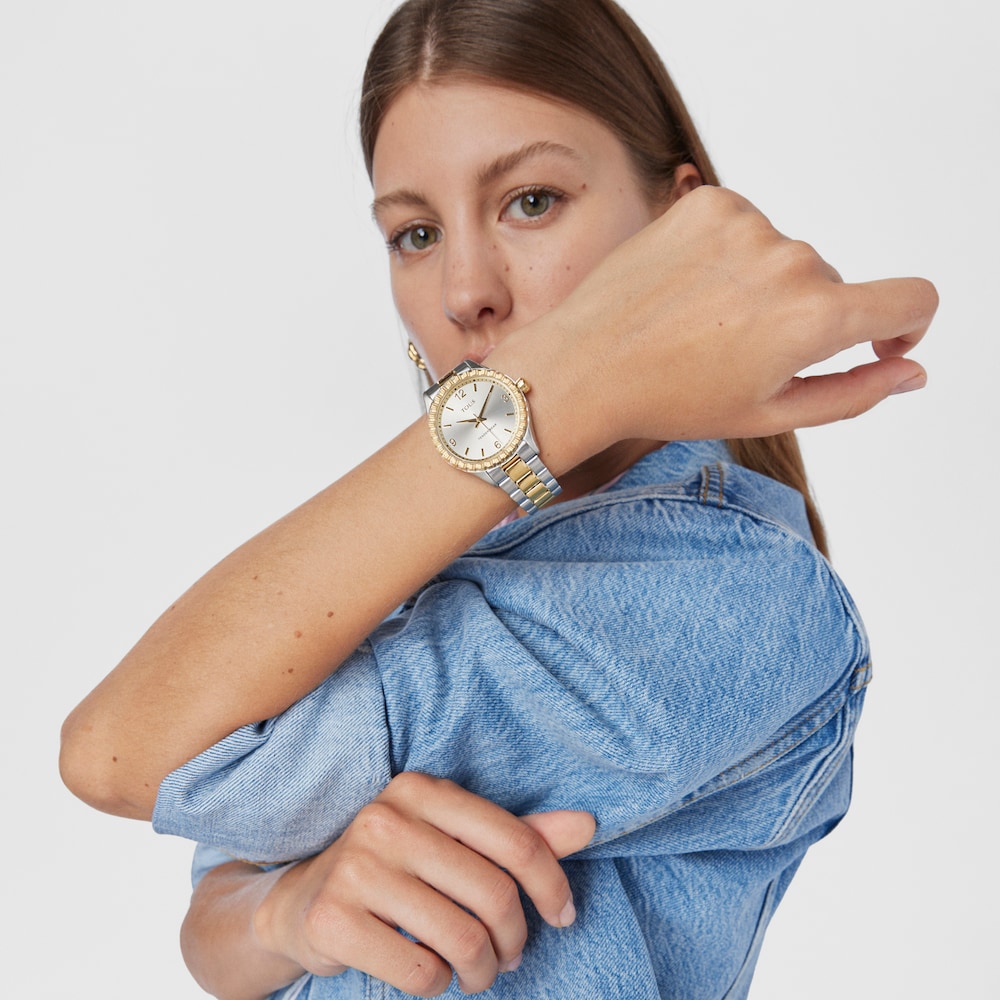 Reloj anal&oacute;gico Tender Bear de acero IP bicolor dorado con relieve de osos