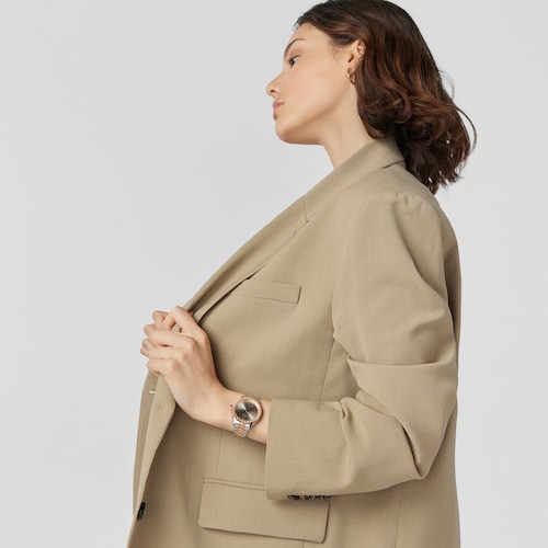 Reloj analógico Tender Bear de acero IP bicolor rosado con relieve de osos