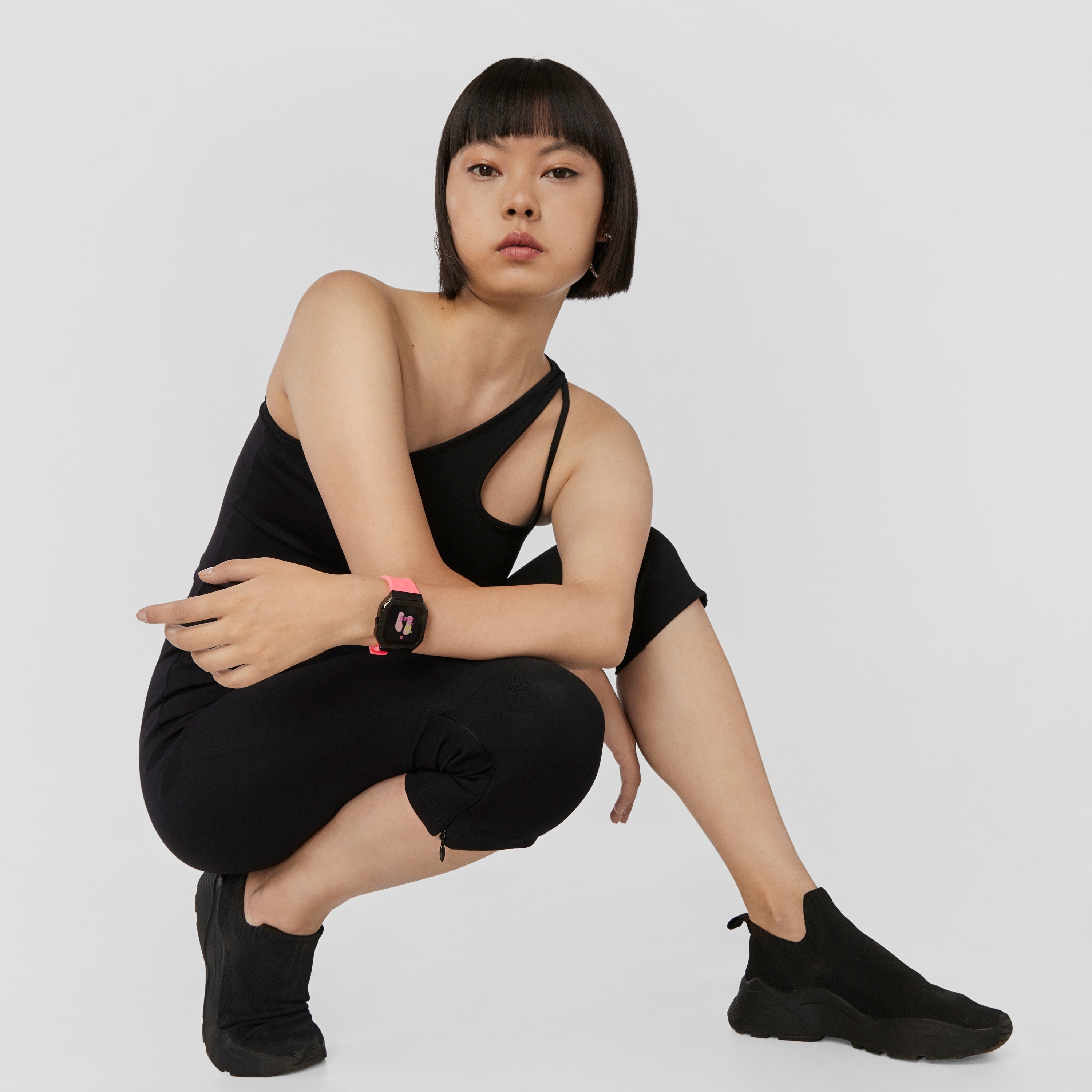 B-Connect Smartwatch with fuchsia silicone strap