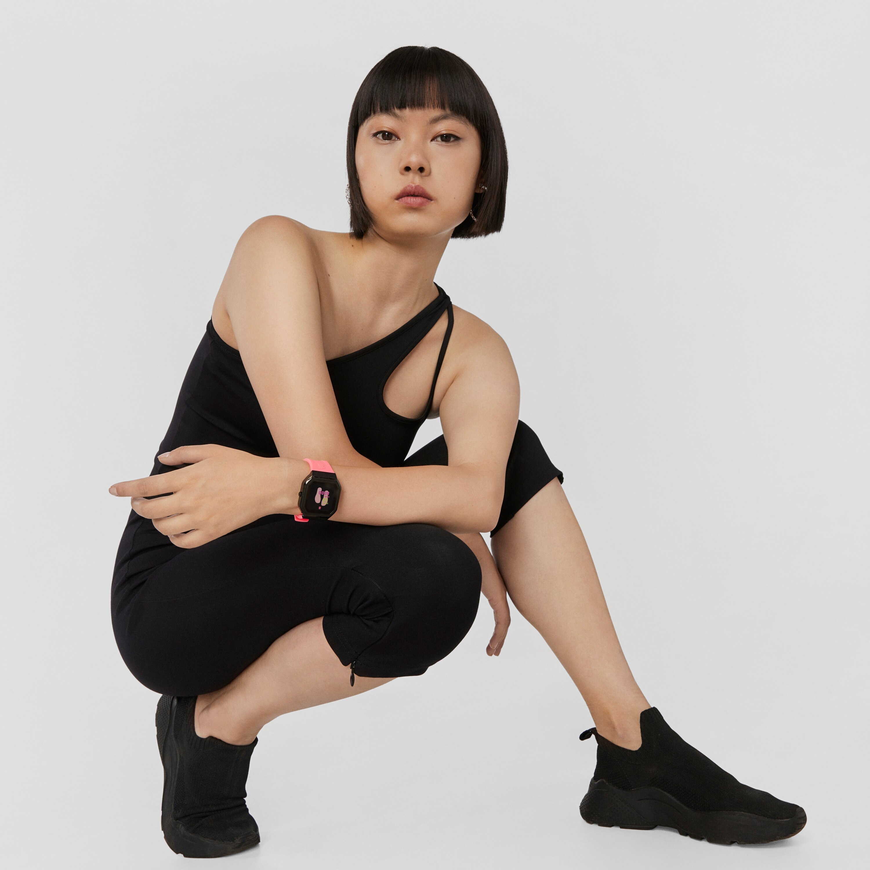 B-Connect Smartwatch with fuchsia silicone strap