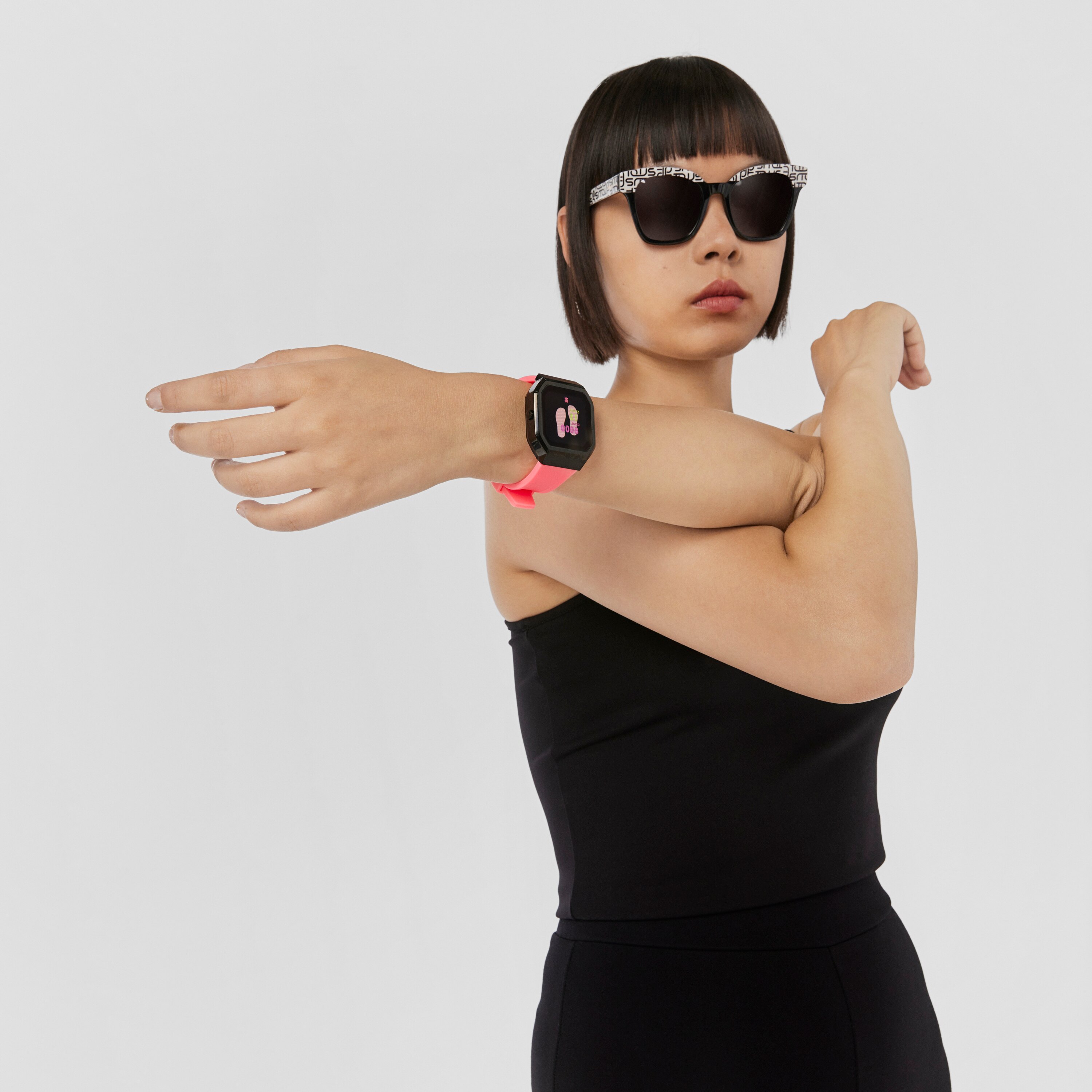 B-Connect Smartwatch with fuchsia silicone strap