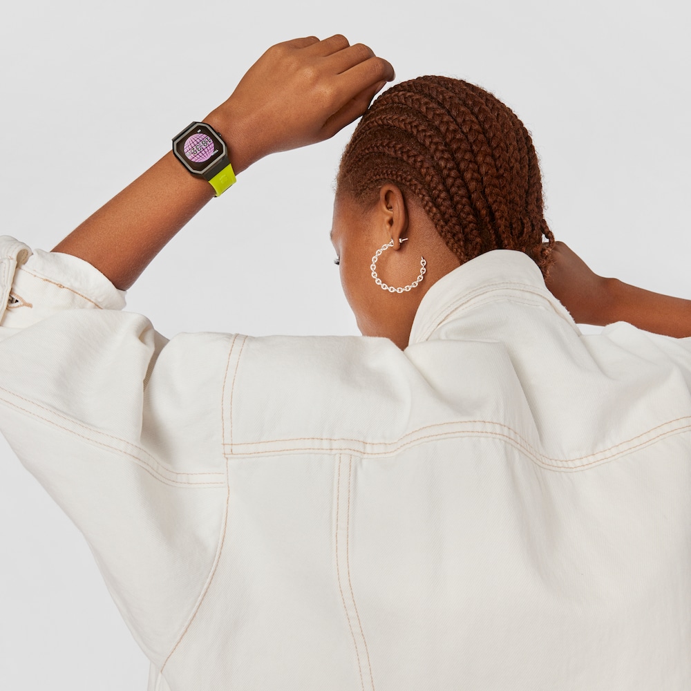 B-Connect Smartwatch with green silicone strap
