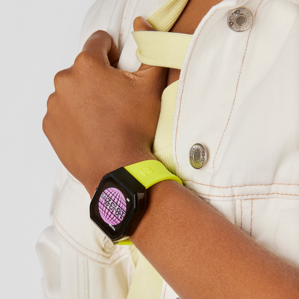 B-Connect Smartwatch with green silicone strap