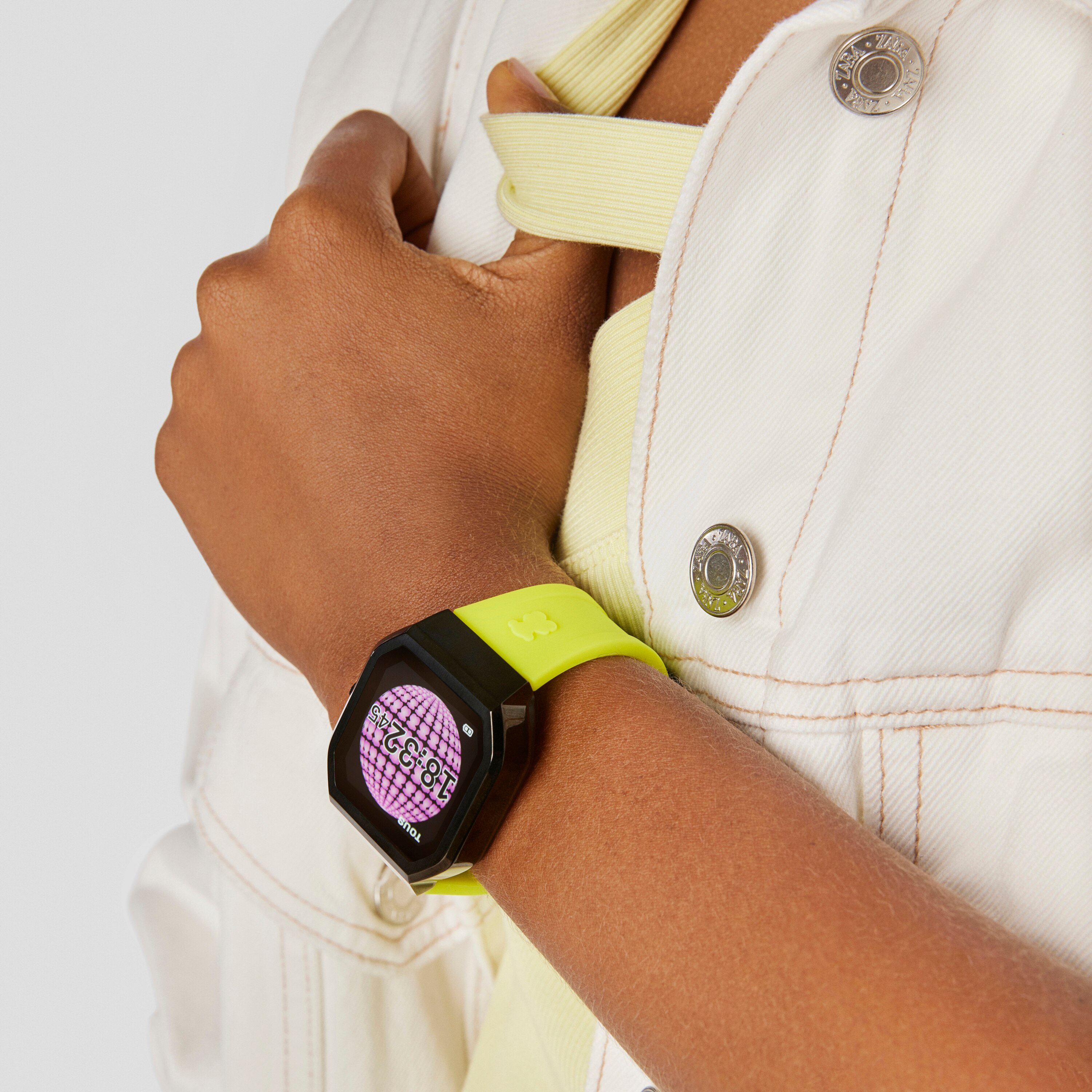 B-Connect Smartwatch with green silicone strap