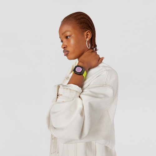 B-Connect Smartwatch with green silicone strap