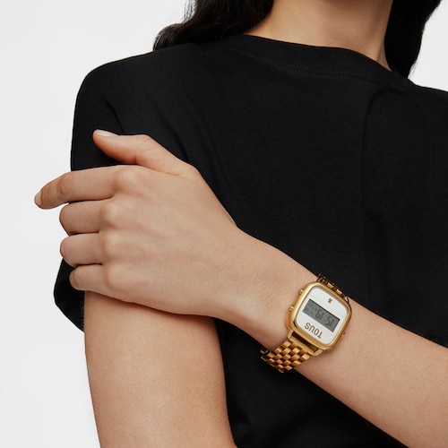 Reloj digital con brazalete de acero IP dorado D-Logo
