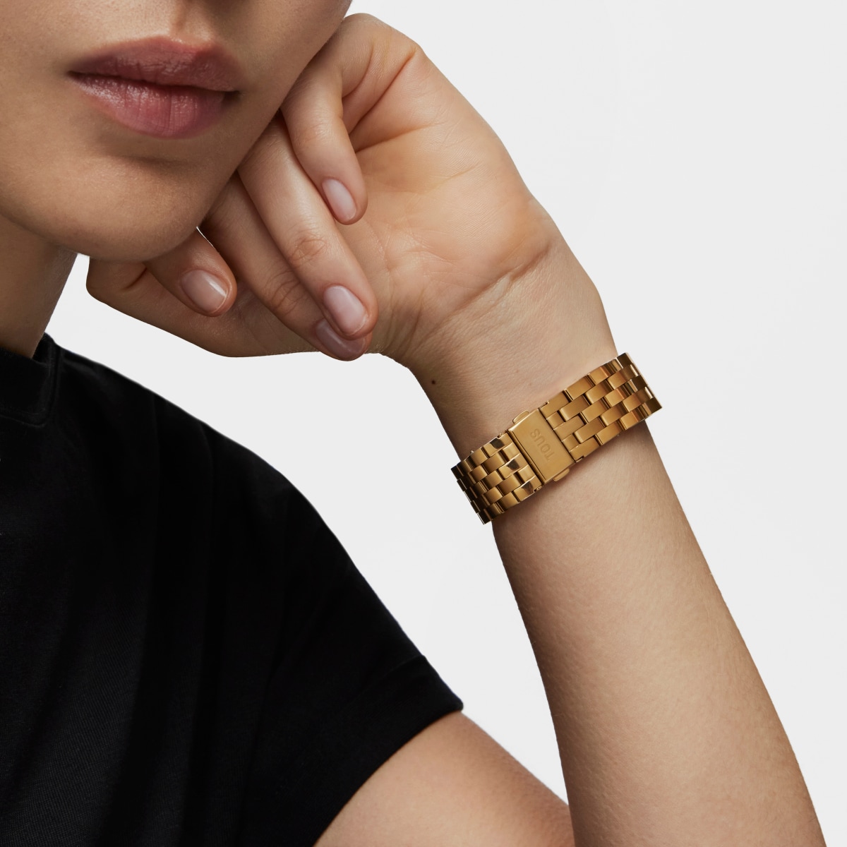 Reloj digital con brazalete de acero IP dorado D-Logo