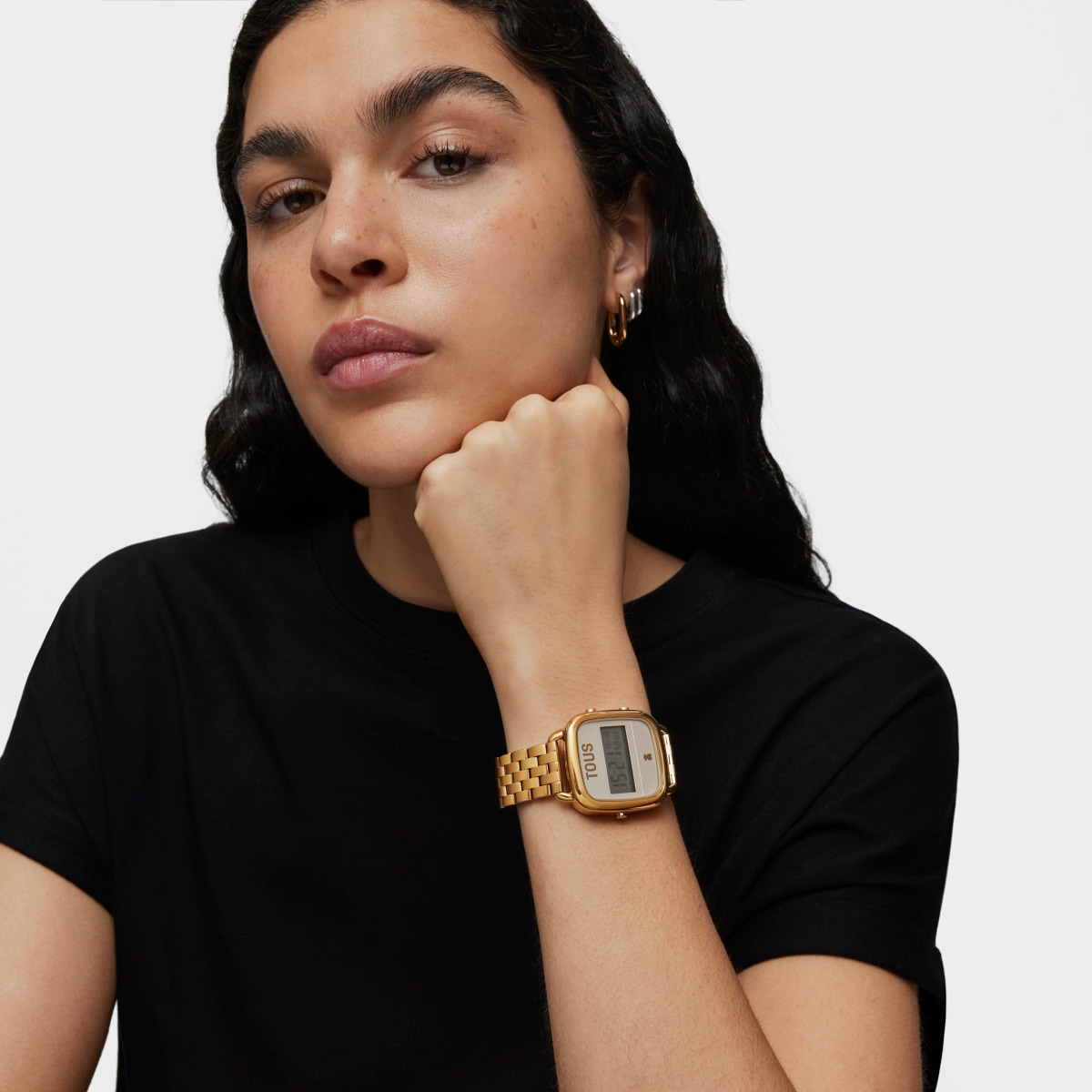 Reloj digital con brazalete de acero IP dorado D-Logo