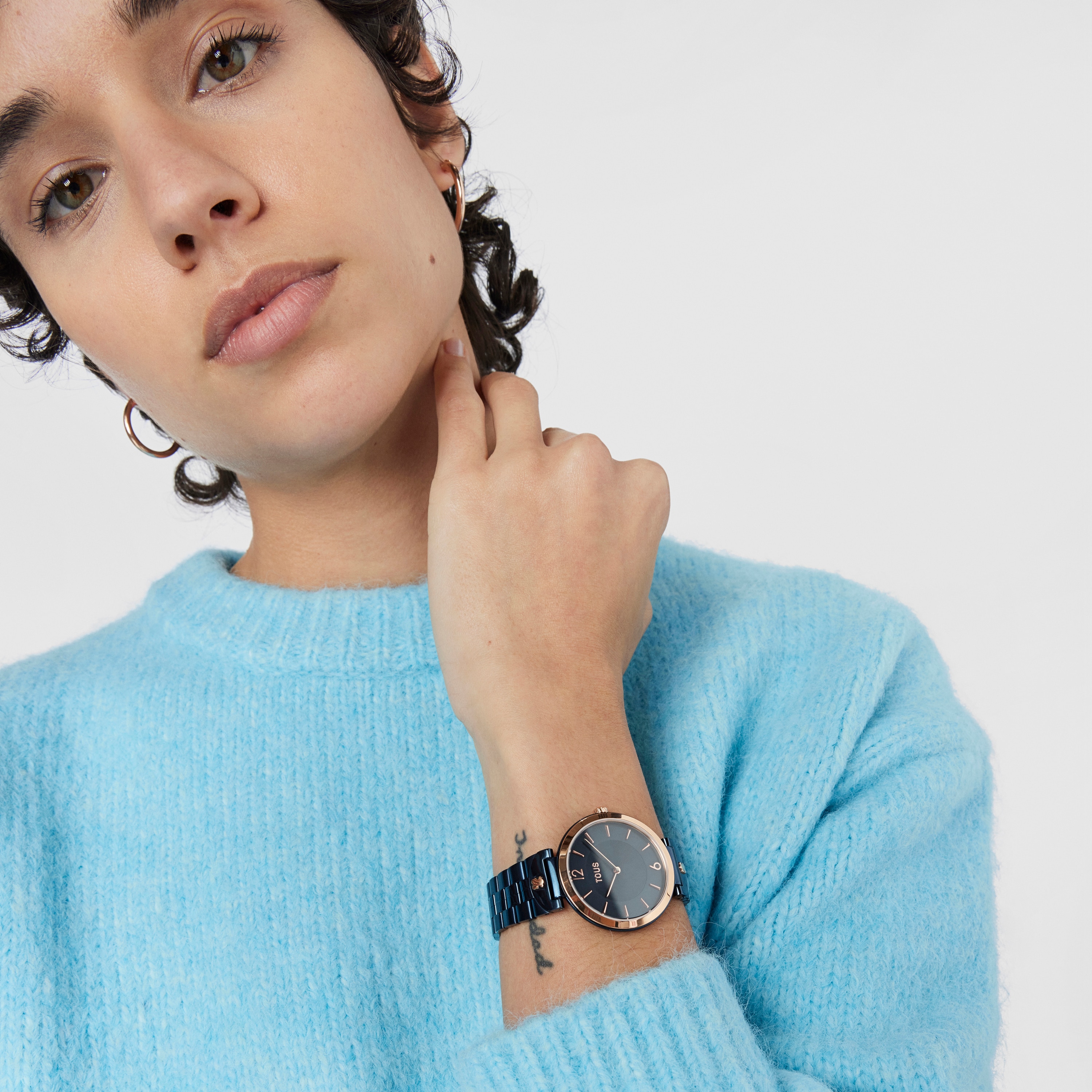 Reloj analógico con brazalete de acero IP azul y acero IPRG rosado S-Band