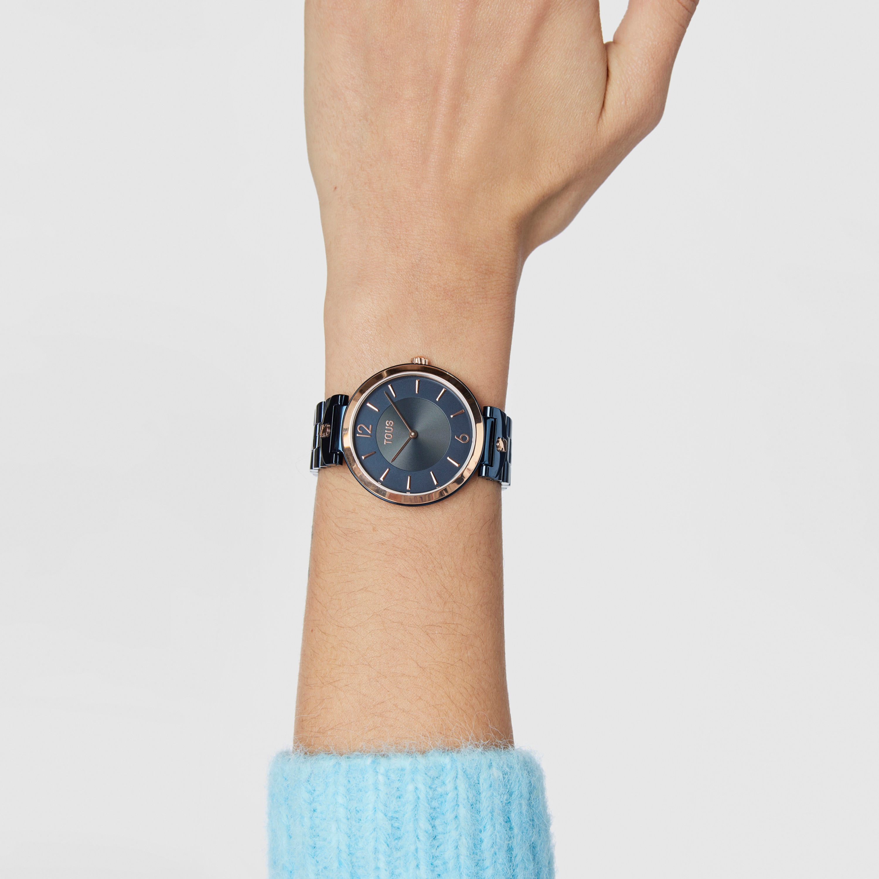 Reloj analógico con brazalete de acero IP azul y acero IPRG rosado S-Band